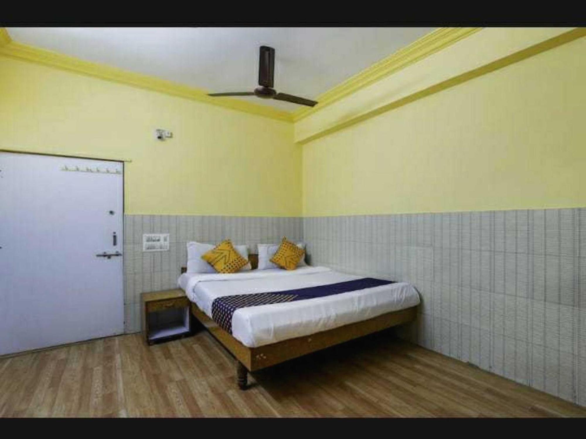 SPOT ON 65470 Hotel Apsara Guest House Ahmedabad Exterior foto
