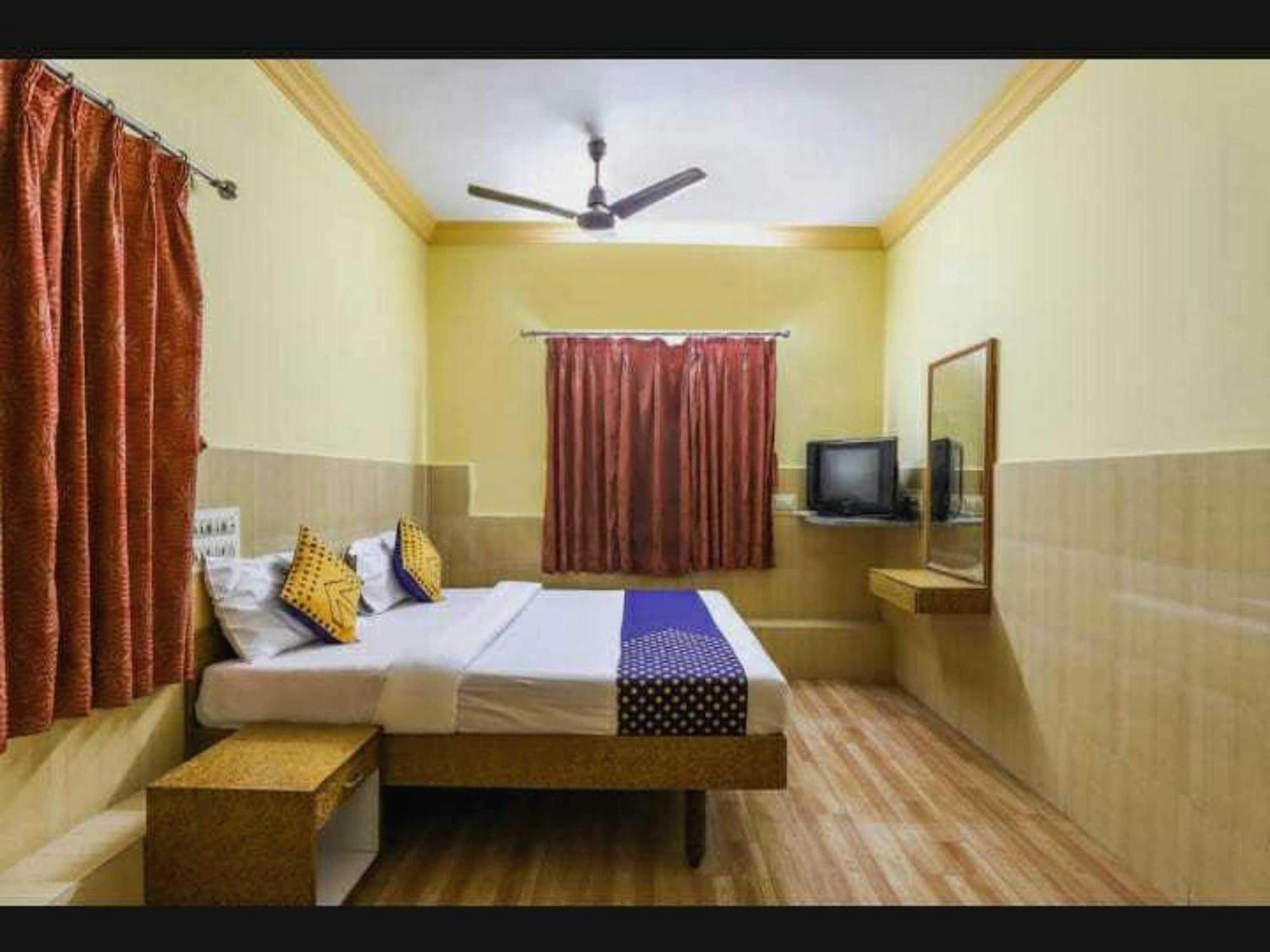 SPOT ON 65470 Hotel Apsara Guest House Ahmedabad Exterior foto