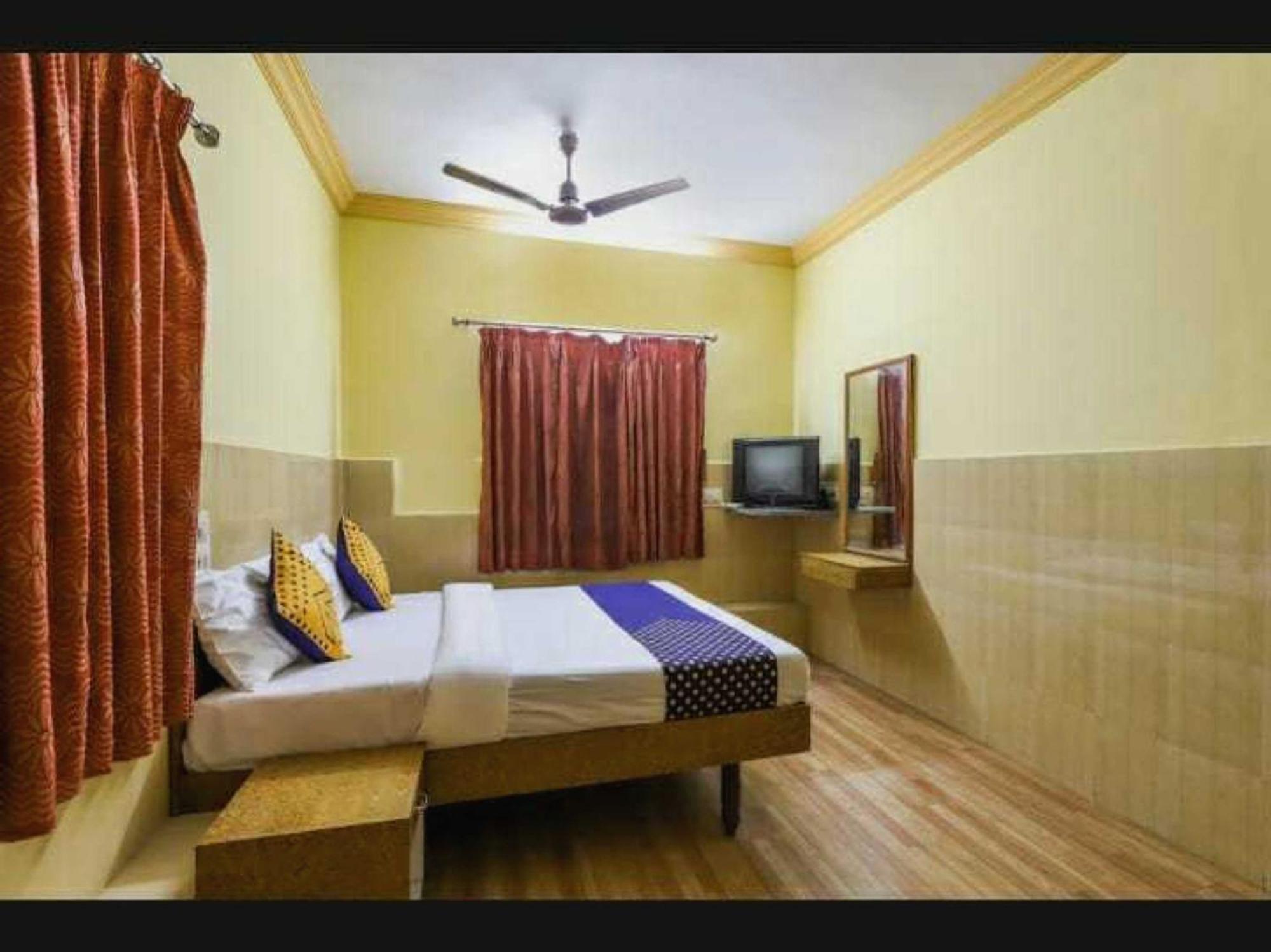 SPOT ON 65470 Hotel Apsara Guest House Ahmedabad Exterior foto